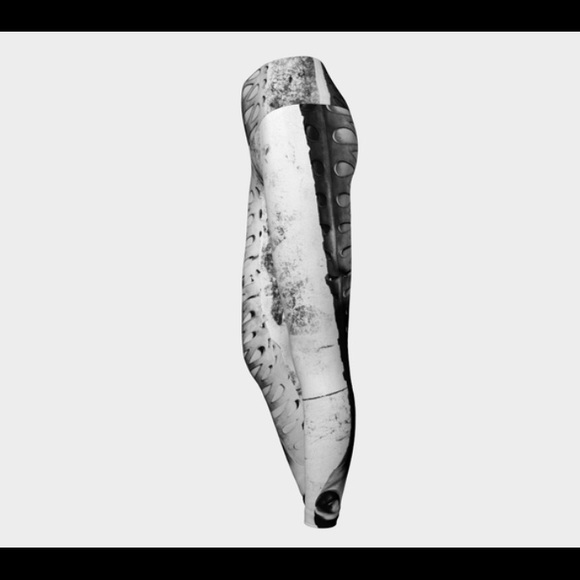 Luxe Yoga Leggings - Peek a Boo De Vos - Picture 3 of 4